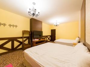 南湾靓南湾包栋民宿的酒店客房设有两张床和电视。