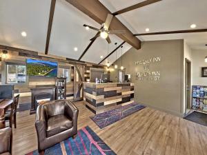 南太浩湖塔霍湖海文利酒店的一间带酒吧和吊扇的客厅