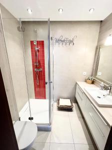 米兹多洛杰Edel Exclusive Apartments Villa Marea 102 Especially for You的带淋浴、卫生间和盥洗盆的浴室
