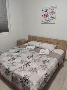 奥赫里德Villa Ivanovi的卧室里一张带两条毛巾的床