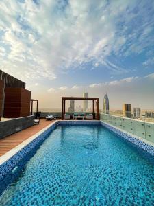 利雅德Grand Plaza Hotel - KAFD Riyadh的建筑物屋顶上的游泳池