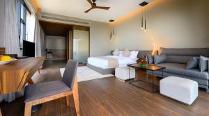 纳西克Aria Resort & Spa - Pure Veg的酒店客房设有床和客厅。