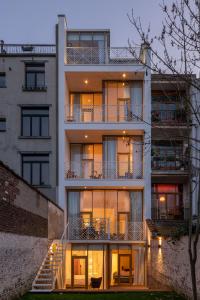 布鲁塞尔Savoie的公寓大楼前方设有楼梯