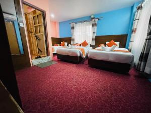 博卡拉Rosemary Homes Pokhara的红地毯旅馆客房的两张床