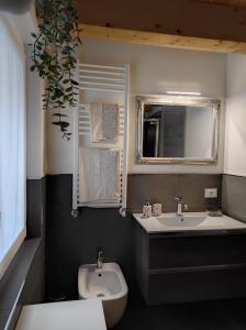 阿尔梅诺Le Farfalle di Armeno的一间带水槽、卫生间和镜子的浴室