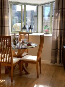彭布罗克Mill Pond View的餐桌、两把椅子和窗户