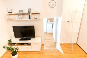 采列Apartment ALMA - to travel is to live的一间客厅,在白色的橱柜上配有电视