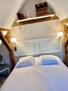 Rangen玛丽农场度假屋的客房内的一张带两个枕头的白色床