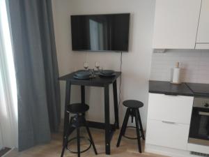 于韦斯屈莱Lutakko Apartment 2 with free car parking的厨房里的小桌子和两张凳子