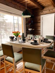 萨利色尔卡Saariselällä, sielukas hirsimökki - Unique cottage的一间带大桌子和椅子的用餐室
