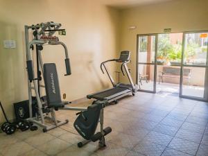 新彼得罗波利斯Pousada Serrana的一间健身房,里面配有两台跑步机