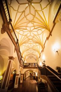 努瓦洛斯石头修道院酒店的一座带圆顶天花板和楼梯的大型建筑