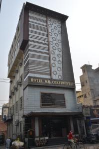 阿姆利则Hotel KK Continental 50 Meter from Railway Station - Amritsar的在建筑物前骑车的人