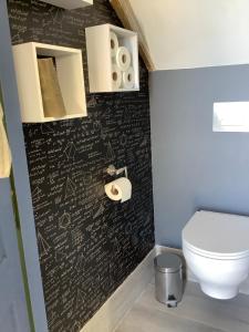 Saint-JulienPivoines的浴室设有黑色墙壁,上面写着