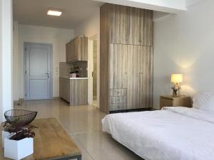 费拉安瑞亚利托酒店的卧室配有一张白色的大床和一张桌子
