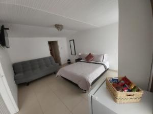 波哥大Casa Coffice的一间卧室配有一张床和一张沙发