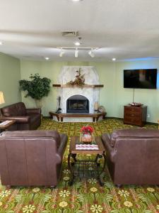 布兰森布兰森布鲁克伍德旅馆的客厅设有两张沙发和一个壁炉
