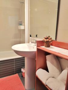 波特斯APARTAMENTO VALMAYOR的一间带水槽和镜子的浴室