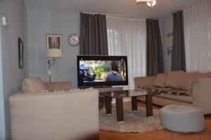 奥克宁卡Marta的客厅配有电视、沙发和桌子