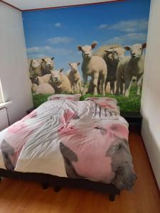 埃尔默洛Aan 't weitje的卧室里放着一幅羊群的画作