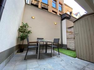 安特卫普Modern cozy studio with backyard的庭院内带桌椅的庭院。