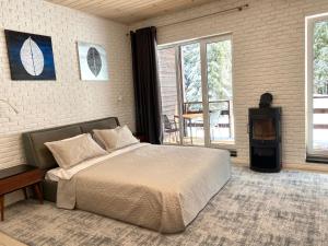 斯基希德尼萨Парк-готель Щастя的一间卧室配有一张床和一个燃木炉子