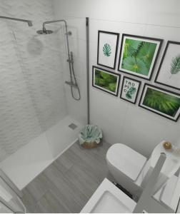 大加那利岛拉斯帕尔马斯Guanarteme Vista Surf的带淋浴和卫生间的白色浴室