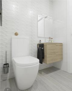 大加那利岛拉斯帕尔马斯Guanarteme Vista Surf的白色的浴室设有卫生间和水槽。