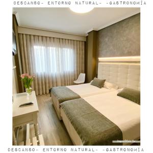 皮苏埃加河畔塞尔韦拉Hotel Rural Peñalabra的酒店客房配有两张床和一张书桌
