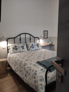 阿尔梅诺Le Farfalle di Armeno的一间卧室配有一张带花卉床罩的床