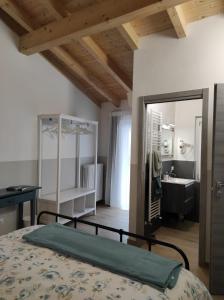 阿尔梅诺Le Farfalle di Armeno的一间卧室配有床、水槽和镜子