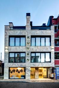 布尔加斯Boutique Guest House"Ruvan"的一座大砖砌建筑,上面有标志