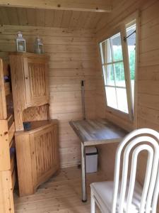 PriekuleDižozoli的小屋配有桌子和椅子