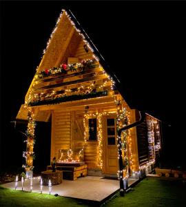 佩鲁恰茨Dren Chalet Lux - Banjska stena的旁边是一座带圣诞灯的房子