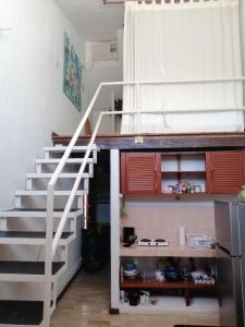 坎昆Margaritas101的一个小房间,设有厨房,楼梯