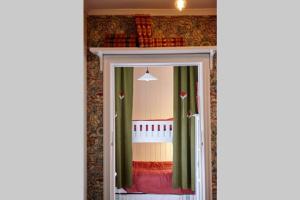 松兹瓦尔En oas nära Birsta的客房设有带绿色窗帘的窗户。