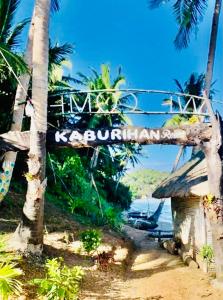 RomblonKaburihan Beach Resort的棕榈树海滩上的度假村标志