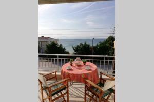 卡瓦拉Nicola's House - Palio的海景阳台上的桌子