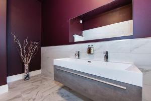 佩特利布里奇Nydsley Hall by Maison Parfaite - 4 Luxury Apartments - 2 with Hot Tubs的浴室设有白色水槽和镜子