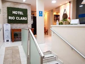 里奥克拉鲁Hotel Rio Claro的大堂墙上没有摄像头标志