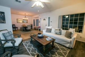 棕榈泉Swan House的客厅配有沙发和桌子