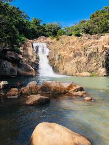 永熙Ngôi Sao Homestay的河中瀑布,河中岩石