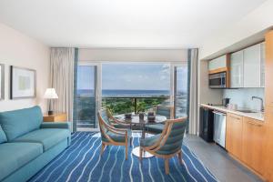 檀香山Ala Moana Hotel - Resort Fee Included的客厅配有沙发和桌椅