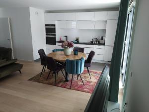 斯特拉斯堡Magnifique F3, 75m² avec Parking privé et Terrasse的厨房以及带桌椅的用餐室。