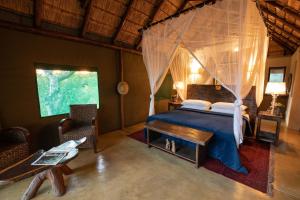 巴卢莱自然保护区Parsons Hilltop Safari Camp的一间卧室配有一张带蚊帐的床