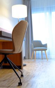 利珀河畔的韦尔纳阿姆克罗斯特酒店的椅子,坐在桌子旁,带灯