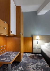 利珀河畔的韦尔纳阿姆克罗斯特酒店的酒店客房配有一张床铺和一张桌子。