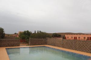 盖勒敏Complexe touristique FORT BOU-JERIF的房屋顶部的游泳池