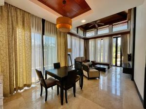 哥打京那巴鲁Home Sweet Villas, Karambunai的客厅设有餐桌和椅子