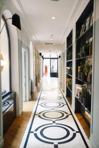 巴黎巴舒蒙特酒店的走廊上铺着地毯,设计精美